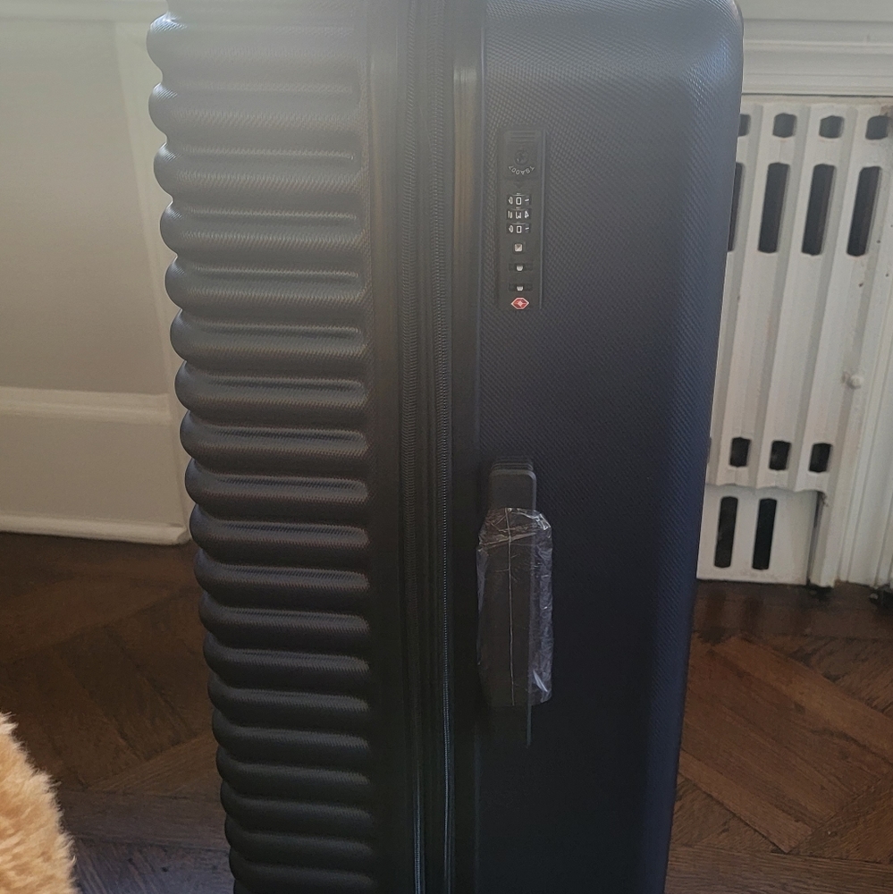 Brand NEW 28" inUSA hardshell luggage. Expandable,  TSA locks, 4 double wheels. - Picture 3 of 13